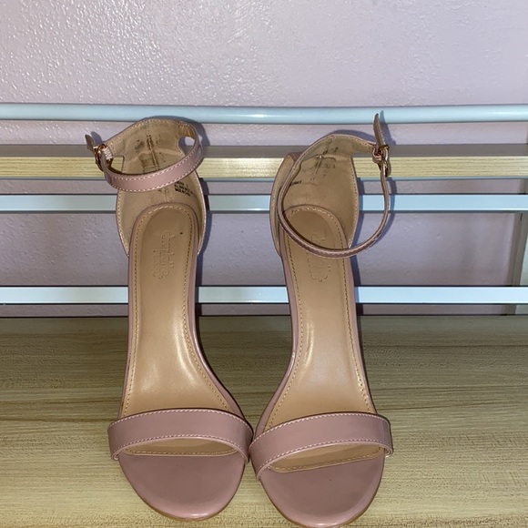 Heels - Picture 3 of 4